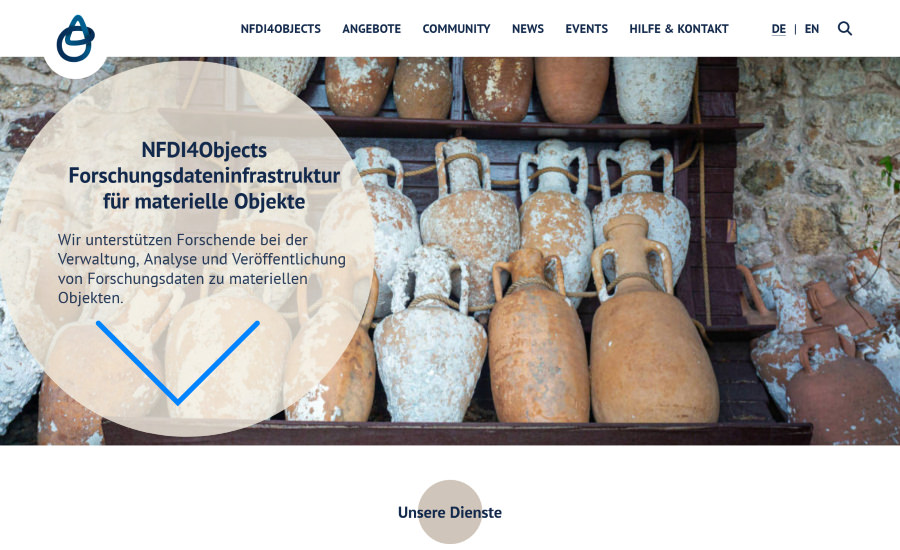 Website mit einem Textkreis:  'Forschungsdateninfrastruktur für materielle Objekte' und Amphoren Bild im Hintergrund